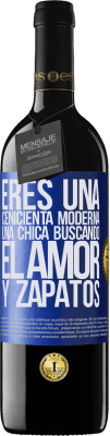 39,95 € Envío gratis | Vino Tinto Edición RED MBE Reserva Eres una cenicienta moderna, una chica buscando el amor y zapatos Etiqueta Azul. Etiqueta personalizable Reserva 12 Meses Cosecha 2016 Tempranillo