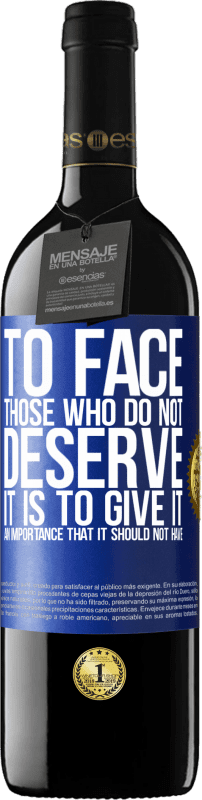 39,95 € 送料無料 | 赤ワイン REDエディション MBE 予約する それに値しない人々に直面することは、それが持つべきではないことの重要性を与えることです 青いタグ. カスタマイズ可能なラベル 予約する 12 月 収穫 2016 Tempranillo