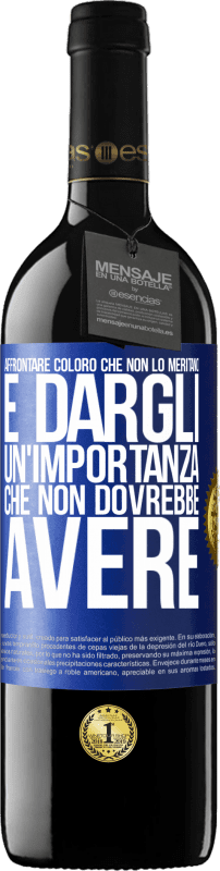 39,95 € Spedizione Gratuita | Vino rosso Edizione RED MBE Riserva Affrontare coloro che non lo meritano è dargli un'importanza che non dovrebbe avere Etichetta Blu. Etichetta personalizzabile Riserva 12 Mesi Raccogliere 2015 Tempranillo