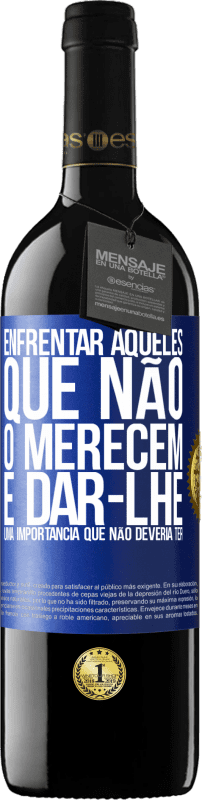 39,95 € Envio grátis | Vinho tinto Edição RED MBE Reserva Enfrentar aqueles que não o merecem é dar-lhe uma importância que não deveria ter Etiqueta Azul. Etiqueta personalizável Reserva 12 Meses Colheita 2015 Tempranillo