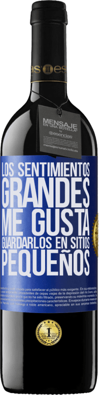 39,95 € Envío gratis | Vino Tinto Edición RED MBE Reserva Los sentimientos grandes me gusta guardarlos en sitios pequeños Etiqueta Azul. Etiqueta personalizable Reserva 12 Meses Cosecha 2015 Tempranillo