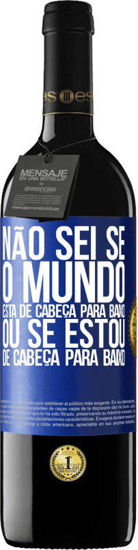 39,95 € Envio grátis | Vinho tinto Edição RED MBE Reserva Não sei se o mundo está de cabeça para baixo ou se estou de cabeça para baixo Etiqueta Azul. Etiqueta personalizável Reserva 12 Meses Colheita 2015 Tempranillo