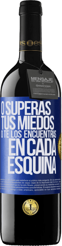 39,95 € Envío gratis | Vino Tinto Edición RED MBE Reserva O superas tus miedos, o te los encuentras en cada esquina Etiqueta Azul. Etiqueta personalizable Reserva 12 Meses Cosecha 2015 Tempranillo