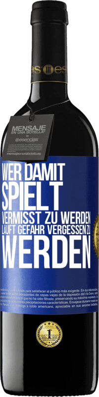 39,95 € Kostenloser Versand | Rotwein RED Ausgabe MBE Reserve Wer damit spielt vermisst zu werden, läuft Gefahr vergessen zu werden Blaue Markierung. Anpassbares Etikett Reserve 12 Monate Ernte 2015 Tempranillo