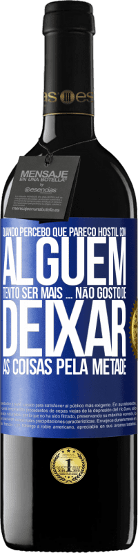 39,95 € Envio grátis | Vinho tinto Edição RED MBE Reserva Quando percebo que alguém gosta de mim, tento gostar mais dele ... não gosto de deixar as coisas pela metade Etiqueta Azul. Etiqueta personalizável Reserva 12 Meses Colheita 2015 Tempranillo