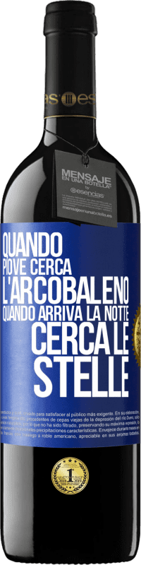 39,95 € Spedizione Gratuita | Vino rosso Edizione RED MBE Riserva Quando piove, cerca l'arcobaleno, quando arriva la notte, cerca le stelle Etichetta Blu. Etichetta personalizzabile Riserva 12 Mesi Raccogliere 2015 Tempranillo