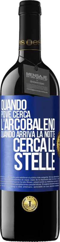 39,95 € Spedizione Gratuita | Vino rosso Edizione RED MBE Riserva Quando piove, cerca l'arcobaleno, quando arriva la notte, cerca le stelle Etichetta Blu. Etichetta personalizzabile Riserva 12 Mesi Raccogliere 2016 Tempranillo