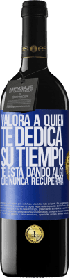 39,95 € Envío gratis | Vino Tinto Edición RED MBE Reserva Valora a quien te dedica su tiempo. Te está dando algo que nunca recuperará Etiqueta Azul. Etiqueta personalizable Reserva 12 Meses Cosecha 2015 Tempranillo