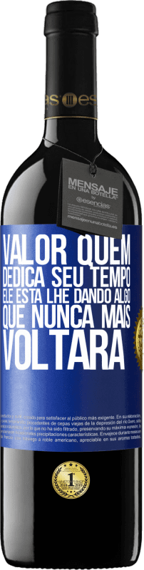 39,95 € Envio grátis | Vinho tinto Edição RED MBE Reserva Valor quem dedica seu tempo. Ele está lhe dando algo que nunca mais voltará Etiqueta Azul. Etiqueta personalizável Reserva 12 Meses Colheita 2015 Tempranillo