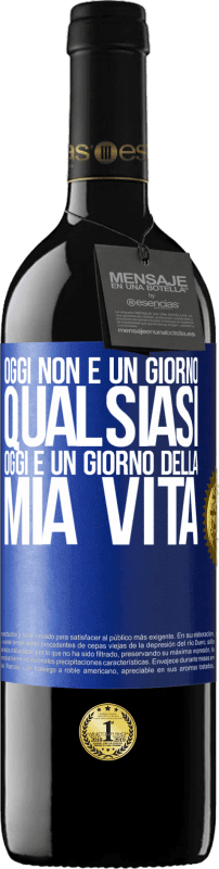 39,95 € Spedizione Gratuita | Vino rosso Edizione RED MBE Riserva Oggi non è un giorno qualsiasi, oggi è un giorno della mia vita Etichetta Blu. Etichetta personalizzabile Riserva 12 Mesi Raccogliere 2015 Tempranillo