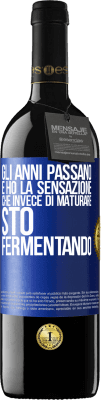 39,95 € Spedizione Gratuita | Vino rosso Edizione RED MBE Riserva Gli anni passano e ho la sensazione che invece di maturare, sto fermentando Etichetta Blu. Etichetta personalizzabile Riserva 12 Mesi Raccogliere 2014 Tempranillo