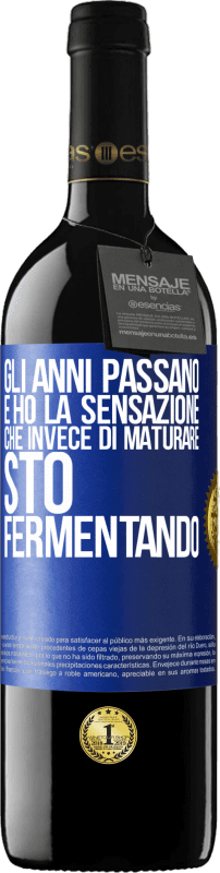 39,95 € Spedizione Gratuita | Vino rosso Edizione RED MBE Riserva Gli anni passano e ho la sensazione che invece di maturare, sto fermentando Etichetta Blu. Etichetta personalizzabile Riserva 12 Mesi Raccogliere 2015 Tempranillo