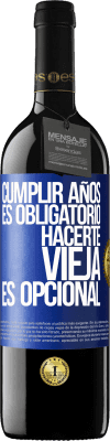 39,95 € Envío gratis | Vino Tinto Edición RED MBE Reserva Cumplir años es obligatorio, hacerte vieja es opcional Etiqueta Azul. Etiqueta personalizable Reserva 12 Meses Cosecha 2015 Tempranillo