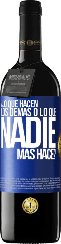 39,95 € Envío gratis | Vino Tinto Edición RED MBE Reserva ¿Lo que hacen los demás o lo que nadie más hace? Etiqueta Azul. Etiqueta personalizable Reserva 12 Meses Cosecha 2014 Tempranillo