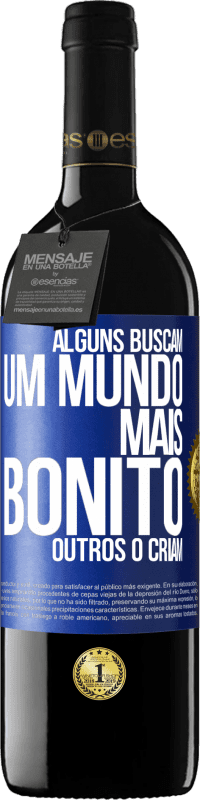 39,95 € Envio grátis | Vinho tinto Edição RED MBE Reserva Alguns buscam um mundo mais bonito, outros o criam Etiqueta Azul. Etiqueta personalizável Reserva 12 Meses Colheita 2014 Tempranillo