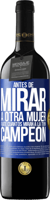 39,95 € Envío gratis | Vino Tinto Edición RED MBE Reserva Antes de mirar a otra mujer, fíjate cuantos miran a la tuya, campeón Etiqueta Azul. Etiqueta personalizable Reserva 12 Meses Cosecha 2015 Tempranillo