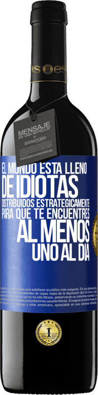 39,95 € Envío gratis | Vino Tinto Edición RED MBE Reserva El mundo está lleno de idiotas distribuidos estratégicamente para que te encuentres, al menos, uno al día Etiqueta Azul. Etiqueta personalizable Reserva 12 Meses Cosecha 2016 Tempranillo
