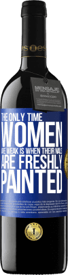 39,95 € 免费送货 | 红酒 RED版 MBE 预订 女人唯一的虚弱之处是刚刚重新涂过指甲 蓝色标签. 可自定义的标签 预订 12 个月 收成 2016 Tempranillo