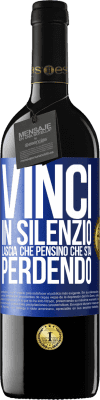 39,95 € Spedizione Gratuita | Vino rosso Edizione RED MBE Riserva Vinci in silenzio. Lascia che pensino che stai perdendo Etichetta Blu. Etichetta personalizzabile Riserva 12 Mesi Raccogliere 2016 Tempranillo