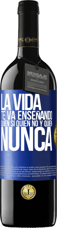 39,95 € Envío gratis | Vino Tinto Edición RED MBE Reserva La vida te va enseñando quién sí, quién no y quién nunca Etiqueta Azul. Etiqueta personalizable Reserva 12 Meses Cosecha 2014 Tempranillo