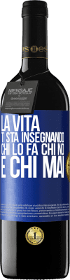 39,95 € Spedizione Gratuita | Vino rosso Edizione RED MBE Riserva La vita ti sta insegnando chi lo fa, chi no e chi mai Etichetta Blu. Etichetta personalizzabile Riserva 12 Mesi Raccogliere 2014 Tempranillo