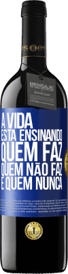 39,95 € Envio grátis | Vinho tinto Edição RED MBE Reserva A vida está ensinando quem faz, quem não faz e quem nunca Etiqueta Azul. Etiqueta personalizável Reserva 12 Meses Colheita 2014 Tempranillo