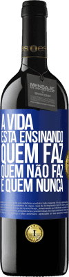 39,95 € Envio grátis | Vinho tinto Edição RED MBE Reserva A vida está ensinando quem faz, quem não faz e quem nunca Etiqueta Azul. Etiqueta personalizável Reserva 12 Meses Colheita 2016 Tempranillo