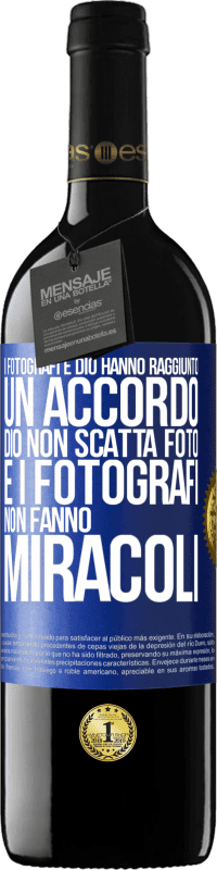 39,95 € Spedizione Gratuita | Vino rosso Edizione RED MBE Riserva I fotografi e Dio hanno raggiunto un accordo. Dio non scatta foto e i fotografi non fanno miracoli Etichetta Blu. Etichetta personalizzabile Riserva 12 Mesi Raccogliere 2015 Tempranillo