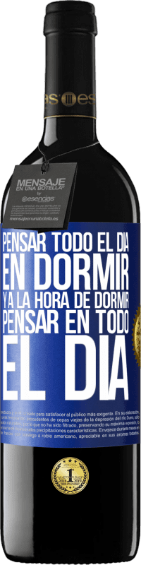 39,95 € Envío gratis | Vino Tinto Edición RED MBE Reserva Pensar todo el día en dormir y a la hora de dormir pensar en todo el día Etiqueta Azul. Etiqueta personalizable Reserva 12 Meses Cosecha 2014 Tempranillo