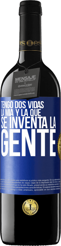 39,95 € Envío gratis | Vino Tinto Edición RED MBE Reserva Tengo dos vidas. La mía y la que se inventa la gente Etiqueta Azul. Etiqueta personalizable Reserva 12 Meses Cosecha 2014 Tempranillo