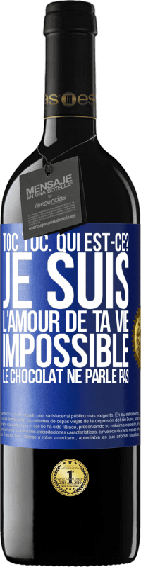 39,95 € Envoi gratuit | Vin rouge Édition RED MBE Réserve Toc Toc. Qui est-ce? Je suis l'amour de ta vie. Impossible, le chocolat ne parle pas Étiquette Bleue. Étiquette personnalisable Réserve 12 Mois Récolte 2015 Tempranillo