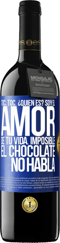 39,95 € Envío gratis | Vino Tinto Edición RED MBE Reserva Toc, toc. ¿Quién es? Soy el amor de tu vida. Imposible, el chocolate no habla Etiqueta Azul. Etiqueta personalizable Reserva 12 Meses Cosecha 2015 Tempranillo