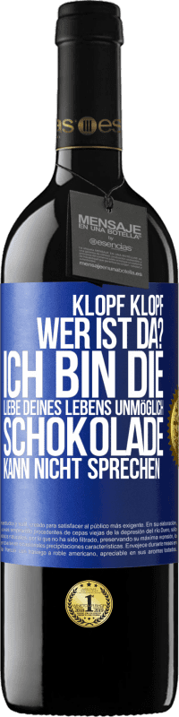 39,95 € Kostenloser Versand | Rotwein RED Ausgabe MBE Reserve Klopf klopf. Wer ist da? Ich bin die Liebe deines Lebens. Unmöglich, Schokolade kann nicht sprechen Blaue Markierung. Anpassbares Etikett Reserve 12 Monate Ernte 2014 Tempranillo