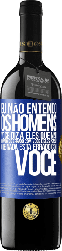 39,95 € Envio grátis | Vinho tinto Edição RED MBE Reserva Eu não entendo os homens. Você diz a eles que não há nada de errado com você e eles pensam que nada está errado com você Etiqueta Azul. Etiqueta personalizável Reserva 12 Meses Colheita 2015 Tempranillo