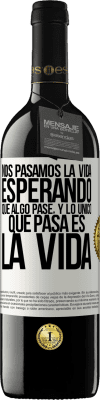 39,95 € Envío gratis | Vino Tinto Edición RED MBE Reserva Nos pasamos la vida esperando que algo pase, y lo único que pasa es la vida Etiqueta Blanca. Etiqueta personalizable Reserva 12 Meses Cosecha 2015 Tempranillo