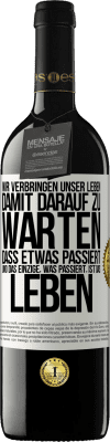 39,95 € Kostenloser Versand | Rotwein RED Ausgabe MBE Reserve Wir verbringen unser Leben damit, darauf zu warten, dass etwas passiert, und das Einzige, was passiert, ist das Leben Weißes Etikett. Anpassbares Etikett Reserve 12 Monate Ernte 2015 Tempranillo