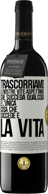 39,95 € Spedizione Gratuita | Vino rosso Edizione RED MBE Riserva Trascorriamo le nostre vite aspettando che succeda qualcosa e l'unica cosa che succede è la vita Etichetta Bianca. Etichetta personalizzabile Riserva 12 Mesi Raccogliere 2016 Tempranillo
