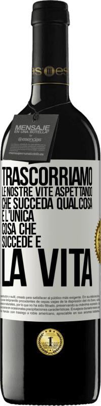 39,95 € Spedizione Gratuita | Vino rosso Edizione RED MBE Riserva Trascorriamo le nostre vite aspettando che succeda qualcosa e l'unica cosa che succede è la vita Etichetta Bianca. Etichetta personalizzabile Riserva 12 Mesi Raccogliere 2015 Tempranillo