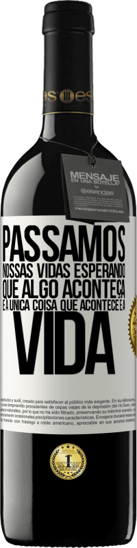 39,95 € Envio grátis | Vinho tinto Edição RED MBE Reserva Passamos nossas vidas esperando que algo aconteça, e a única coisa que acontece é a vida Etiqueta Branca. Etiqueta personalizável Reserva 12 Meses Colheita 2015 Tempranillo