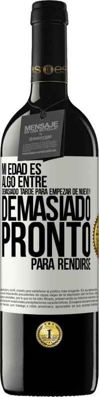 39,95 € Envío gratis | Vino Tinto Edición RED MBE Reserva Mi edad es algo entre… Demasiado tarde para empezar de nuevo y… demasiado pronto para rendirse Etiqueta Blanca. Etiqueta personalizable Reserva 12 Meses Cosecha 2015 Tempranillo