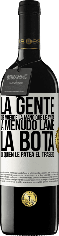 39,95 € Envío gratis | Vino Tinto Edición RED MBE Reserva La gente que muerde la mano que le ayuda, a menudo lame la bota de quien le patea el trasero Etiqueta Blanca. Etiqueta personalizable Reserva 12 Meses Cosecha 2015 Tempranillo