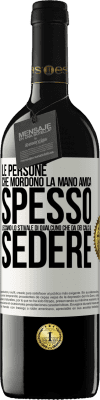 39,95 € Spedizione Gratuita | Vino rosso Edizione RED MBE Riserva Le persone che mordono la mano amica, spesso leccano lo stivale di qualcuno che dà dei calci al sedere Etichetta Bianca. Etichetta personalizzabile Riserva 12 Mesi Raccogliere 2014 Tempranillo