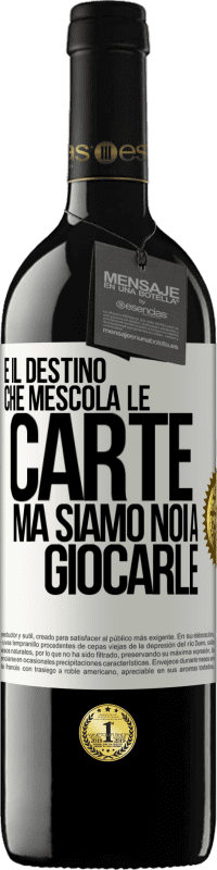 39,95 € Spedizione Gratuita | Vino rosso Edizione RED MBE Riserva È il destino che mescola le carte, ma siamo noi a giocarle Etichetta Bianca. Etichetta personalizzabile Riserva 12 Mesi Raccogliere 2015 Tempranillo