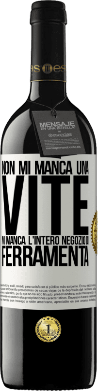 39,95 € Spedizione Gratuita | Vino rosso Edizione RED MBE Riserva Non mi manca una vite, mi manca l'intero negozio di ferramenta Etichetta Bianca. Etichetta personalizzabile Riserva 12 Mesi Raccogliere 2015 Tempranillo