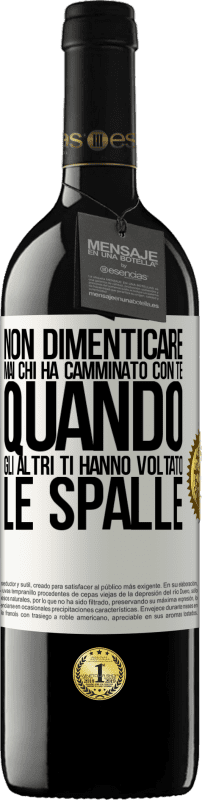 39,95 € Spedizione Gratuita | Vino rosso Edizione RED MBE Riserva Non dimenticare mai chi ha camminato con te quando gli altri ti hanno voltato le spalle Etichetta Bianca. Etichetta personalizzabile Riserva 12 Mesi Raccogliere 2015 Tempranillo