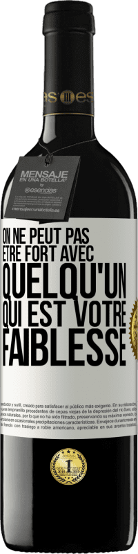 39,95 € Envoi gratuit | Vin rouge Édition RED MBE Réserve On ne peut pas être fort avec quelqu'un qui est votre faiblesse Étiquette Blanche. Étiquette personnalisable Réserve 12 Mois Récolte 2015 Tempranillo