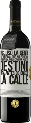 39,95 € Envío gratis | Vino Tinto Edición RED MBE Reserva Incluso la gente que afirma que no podemos hacer nada para cambiar nuestro destino, mira antes de cruzar la calle Etiqueta Blanca. Etiqueta personalizable Reserva 12 Meses Cosecha 2015 Tempranillo