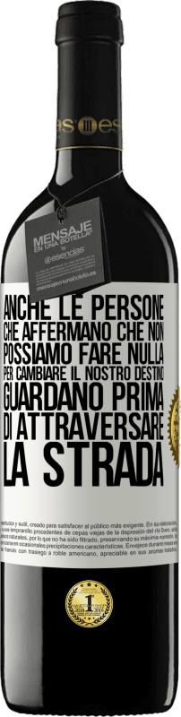 39,95 € Spedizione Gratuita | Vino rosso Edizione RED MBE Riserva Anche le persone che affermano che non possiamo fare nulla per cambiare il nostro destino, guardano prima di attraversare la Etichetta Bianca. Etichetta personalizzabile Riserva 12 Mesi Raccogliere 2015 Tempranillo