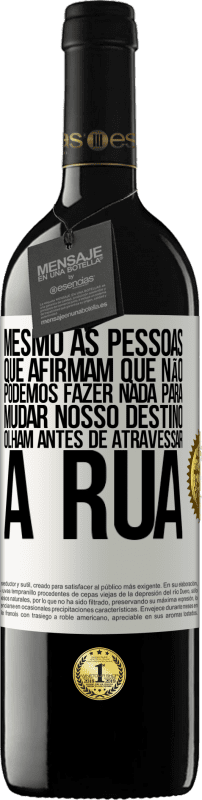 39,95 € Envio grátis | Vinho tinto Edição RED MBE Reserva Mesmo as pessoas que afirmam que não podemos fazer nada para mudar nosso destino, olham antes de atravessar a rua Etiqueta Branca. Etiqueta personalizável Reserva 12 Meses Colheita 2015 Tempranillo