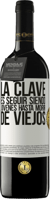 39,95 € Envío gratis | Vino Tinto Edición RED MBE Reserva La clave es seguir siendo jóvenes hasta morir de viejos Etiqueta Blanca. Etiqueta personalizable Reserva 12 Meses Cosecha 2016 Tempranillo